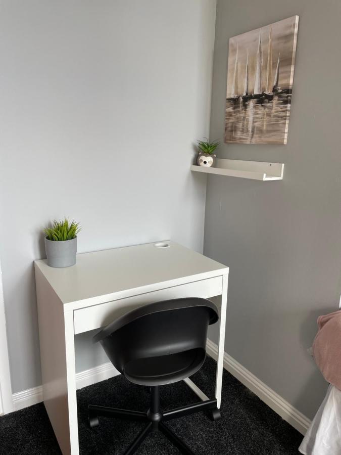 Spacious One Bedroom Flat, Entire Property. グリーノック エクステリア 写真