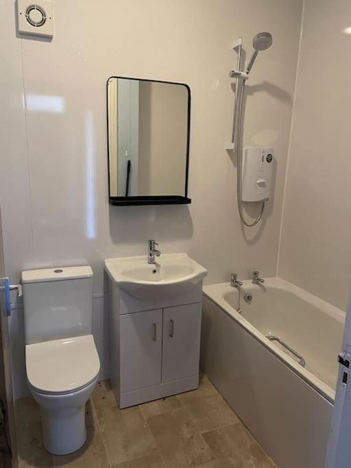 Spacious One Bedroom Flat, Entire Property. グリーノック エクステリア 写真